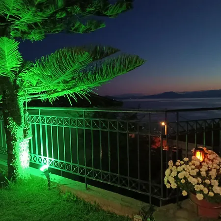 Case de vacanță Mesonisi με υπέροχη θέα στον παγασητικό!!